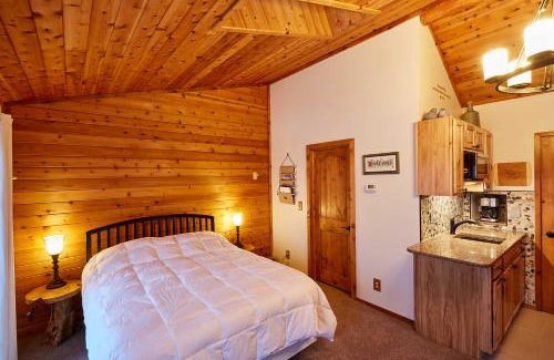 Schroeder Apartment | Cozy Schroeder Studio with Deck on Lake Superior