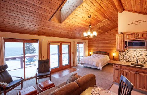 Schroeder Apartment | Cozy Schroeder Studio with Deck on Lake Superior