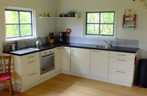 Idsegahuizum House | Cozy "Schwedenhaus" with a beautiful view, located on the water