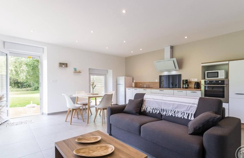 Anneville-sur-Mer Cottage | Cozy Seaside Cottage with Private Garden and Terrace, Near Protected Havre de Geffosses