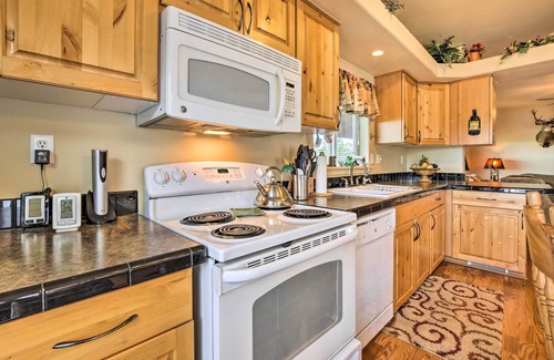 San Cristobal Cabin | Cozy Ski Cabin w/Deck Near Taos Ski Valley!