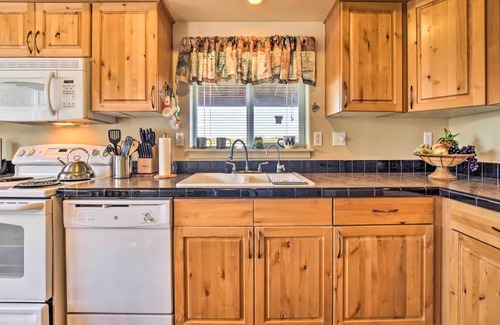 San Cristobal Cabin | Cozy Ski Cabin w/Deck Near Taos Ski Valley!