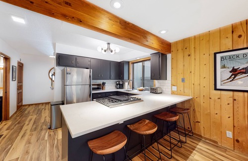 Sunriver Cabin | Cozy ski cabin with private hot tub, shared pool, SHARC passes & great location