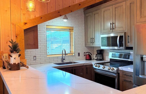 Deer Valley Condo | Cozy Ski Chalet, Mountain Views and short walk to base of Deer Valley!