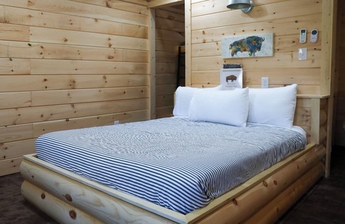 Huron Cabin | Cozy Sloth Cabin only 2 minutes from Safari Park! Sleep 6-8