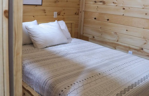 Huron Cabin | Cozy Sloth Cabin only 2 minutes from Safari Park! Sleep 6-8