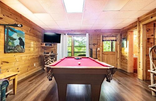 Pigeon Forge House | Cozy Smoky Mountain Cabin! Hot Tub Pool Table
