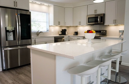 Oakland Hills House | Cozy & Spacious 2BR/2BA Gem in Sunshine State, close to the beach