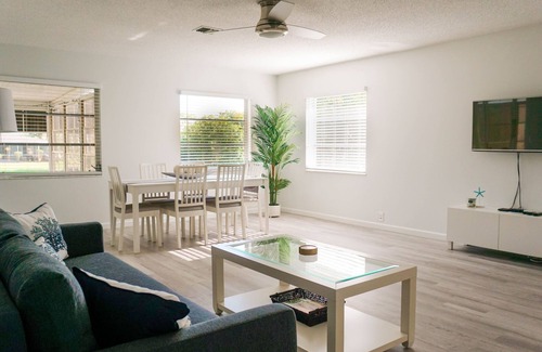 Oakland Hills House | Cozy & Spacious 2BR/2BA Gem in Sunshine State, close to the beach