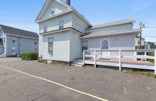 Malden Apartment | Cozy & Spacious 3Br home in Malden/with free parking and windows AC