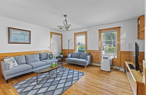 Malden Apartment | Cozy & Spacious 3Br home in Malden/with free parking and windows AC
