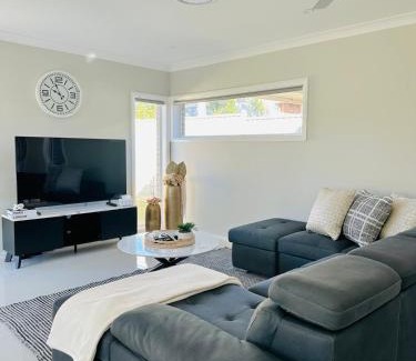 Pendle Hill House | Cozy & Spacious 5BR Family Home with Free On-Site Parking