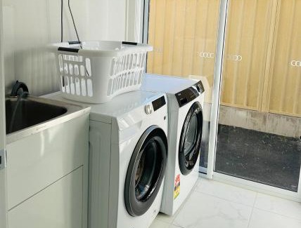 Pendle Hill House | Cozy & Spacious 5BR Family Home with Free On-Site Parking