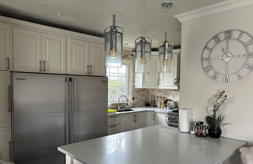 Brampton House | Cozy stay downtown Brampton close to airport