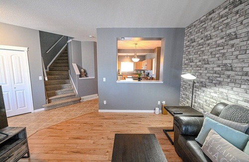Grande Prairie House | Cozy Stay | WIFI | Smart TV | 3 Bed & 2.5 Bath