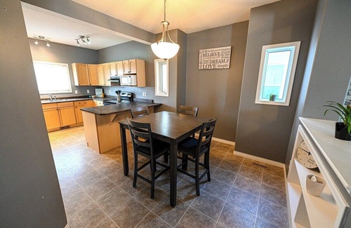 Grande Prairie House | Cozy Stay | WIFI | Smart TV | 3 Bed & 2.5 Bath