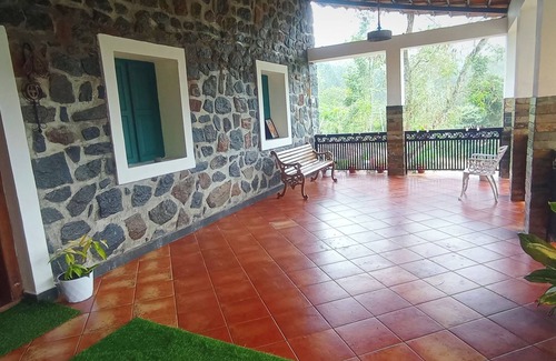 Kodaikanal Villa | Cozy stone retreat on Hill top. Pet friendly @ Kombai PALLANGI, KODAIKANAL
