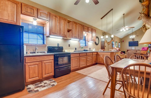 Palo Pinto County Cabin | Cozy Strawn Cabin w/Pool Access - Near Lake!