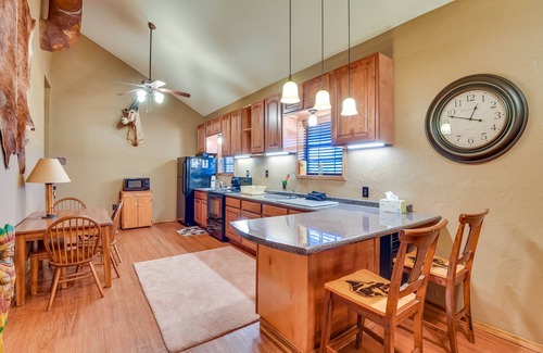 Palo Pinto County Cabin | Cozy Strawn Cabin w/Pool Access - Near Lake!