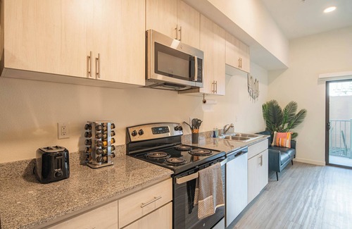 Eastlake Park Condo | Cozy Studio 5 min Downtown/Airport/Chase