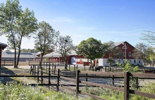 Farsta Apartment | Cozy Studio Apartment in a Quiet Residential Area