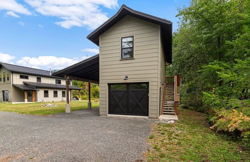 Cascade West Apartment | Cozy Studio Apartment Maple Falls, with Hot Tub