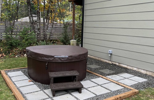 Cascade West Apartment | Cozy Studio Apartment Maple Falls, with Hot Tub