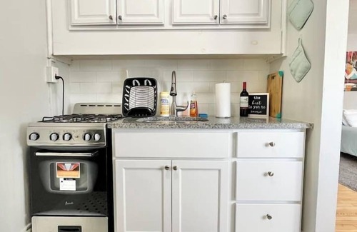 Dwight Apartment | Cozy Studio Apartment In Downtown New Haven