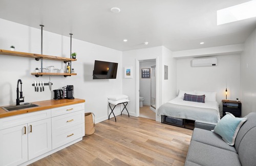 Lake Cowichan Hotel | Cozy Studio at Riverside Boutique Motel - Elk Room
