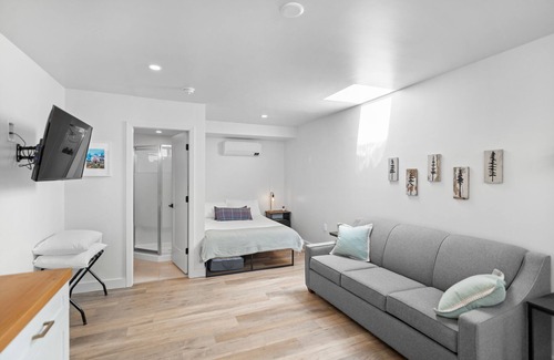 Lake Cowichan Hotel | Cozy Studio at Riverside Boutique Motel - Elk Room