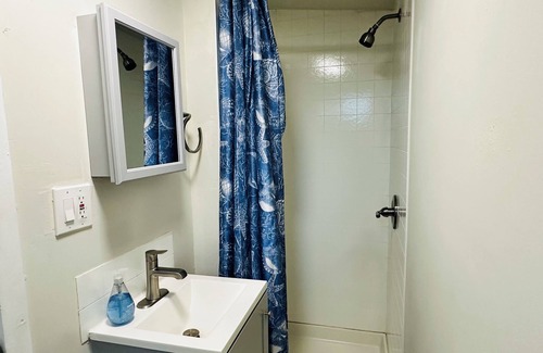 Golden Gate Apartment | Cozy Studio bordering South Berkeley and Emeryville- huge backyard!