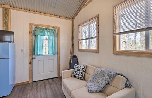 Tallassee Apartment | Cozy Studio Cabin in Tallassee with Water View!
