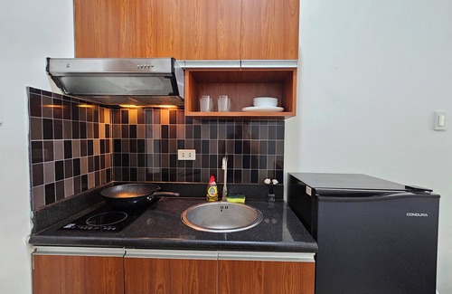 San Lorenzo Condo | Cozy studio condo with WiFi, AC in beautiful Makati
