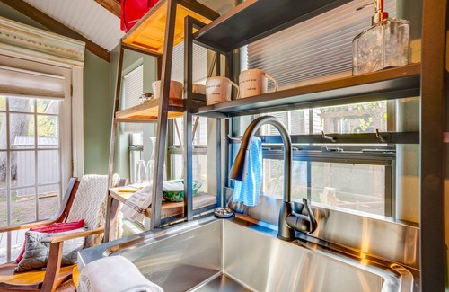 Tomball Apartment | Cozy Studio Cottage in Downtown Tomball!