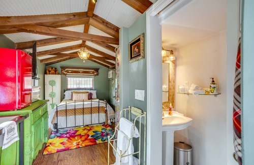 Tomball Apartment | Cozy Studio Cottage in Downtown Tomball!