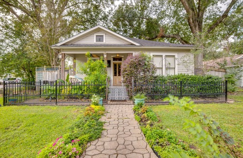 Tomball Apartment | Cozy Studio Cottage in Downtown Tomball!