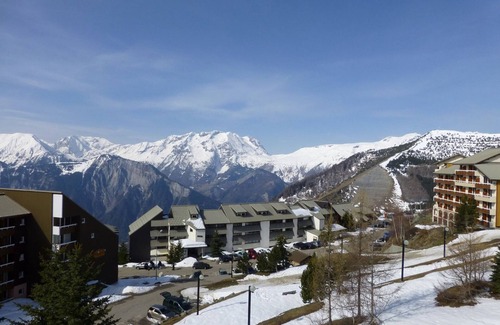 Eclose-Est Apartment | Cozy Studio for 4 in Alpe d'Huez, Close to Slopes & Shops, Balcony, Pets Welcome