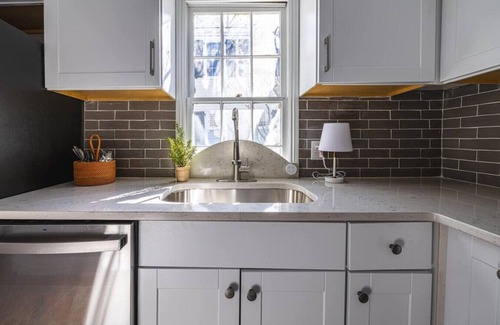 Harleston Village House | Cozy Studio - Just off Broad St - Downtown!
