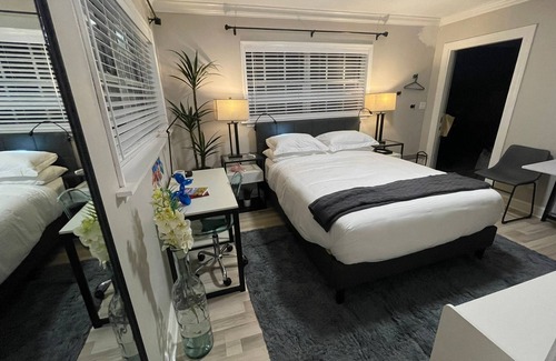 Poinsettia Heights Apartment | Cozy Studio Near Beach Comfy Bed