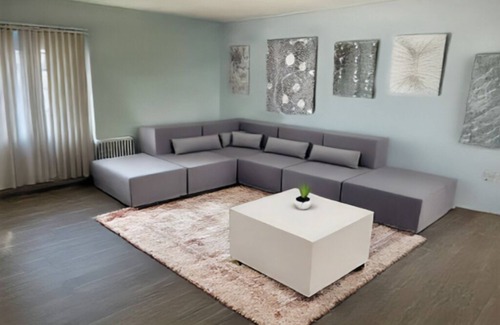 Thorncliffe Park Apartment | Cozy Studio Retreat in Leaside