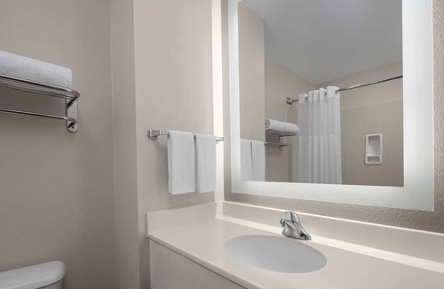 Snail Hotel | Cozy Studio Suite w/Kitchen + Plush Bedding & Outdoor Fire Pit - Pets Welcome