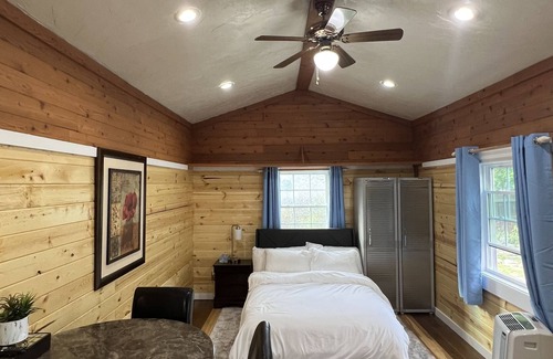Roanoke Apartment | Cozy studio