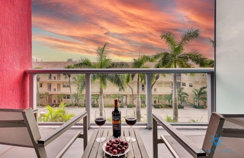 Hallandale Beach Apartment | Cozy Studio with Balcony- Near Beach