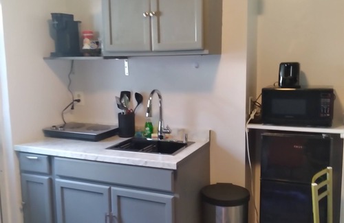 Lutz Apartment | Cozy studio with AC and WiFi in charming Lutz.