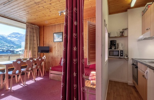 Le Cret Apartment | Cozy Studio with Balcony, Close to Center, Ski Shuttle, WiFi, and Pet Friendly!