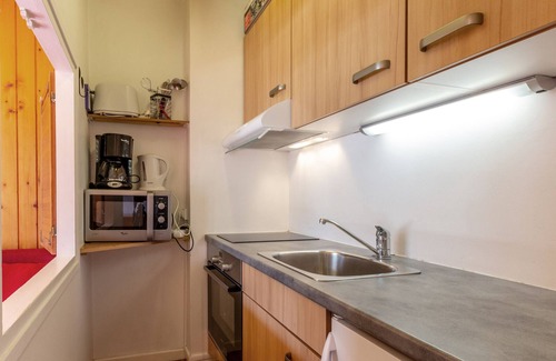 Le Cret Apartment | Cozy Studio with Balcony, Close to Center, Ski Shuttle, WiFi, and Pet Friendly!