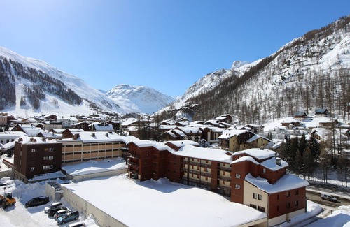 Le Cret Apartment | Cozy Studio with Balcony, Close to Center, Ski Shuttle, WiFi, and Pet Friendly!