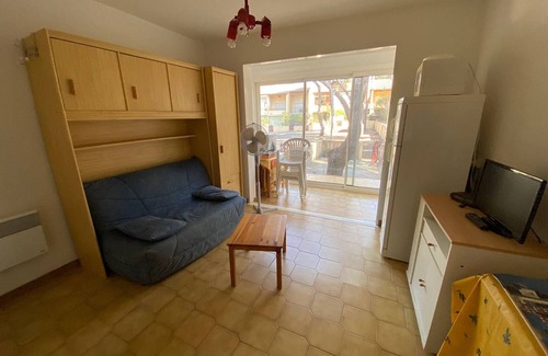 La Franqui-Plage Apartment | Cozy Studio with Cabine, 4 Guests, Near Beach and Shops, Terrace, Parking, Fully Equipped