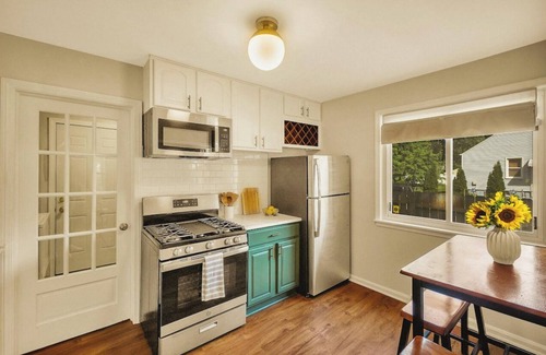 Ferndale House | Cozy- Stylish 2 bd with fenced in back yard w/Firepit