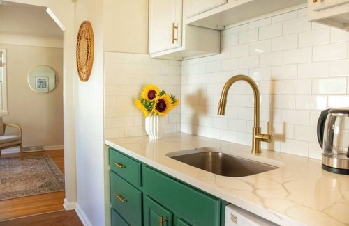 Ferndale House | Cozy- Stylish 2 bd with fenced in back yard w/Firepit